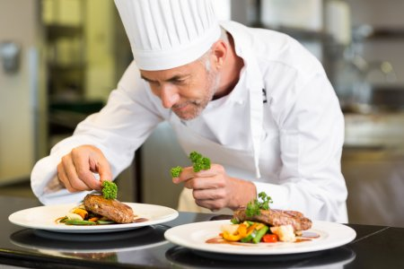 Sabe cómo contratar a un cocinero para tu restaurante en 2021