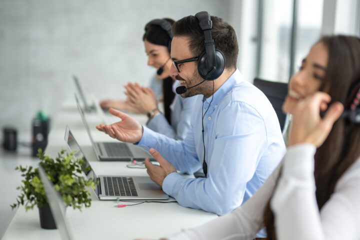 10 Ways an AI Contact Center Improves Efficiency and Reduces Costs